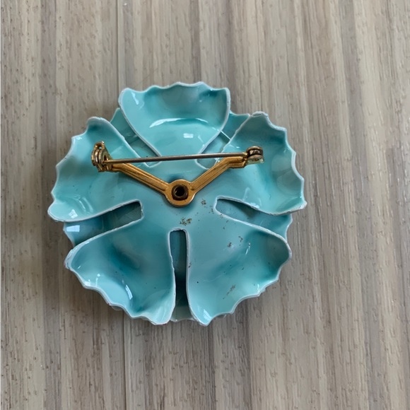 Vintage enamel and metal pin, sea foam & white flower - Picture 2 of 3